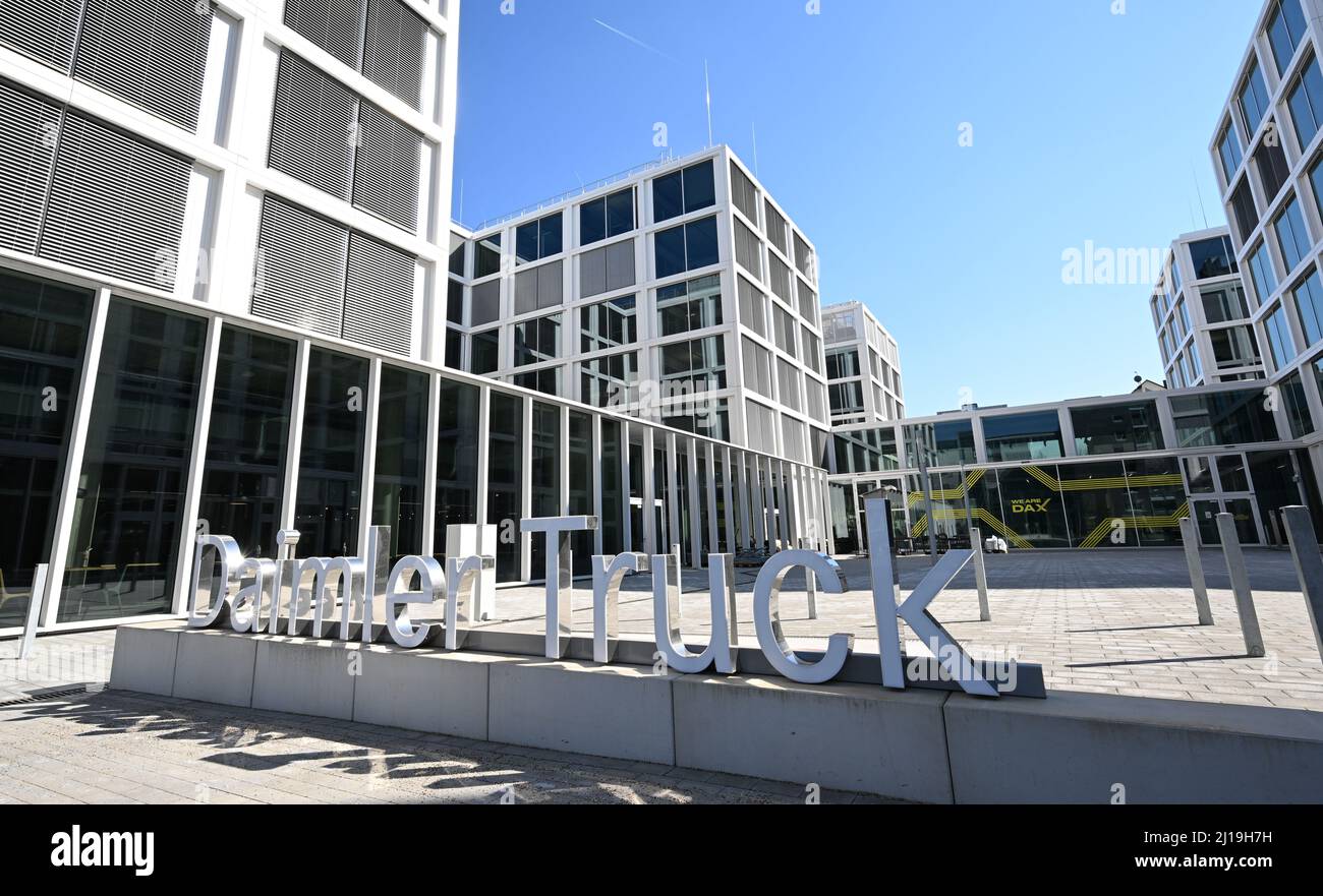 Leinfelden Echterdingen, Deutschland. 23. März 2022. Der Schriftzug Daimler Truck steht vor dem Verwaltungsgebäude des Lkw- und Busherstellers. Der Hersteller von Lkw und Bussen, der im vergangenen Jahr aus dem damaligen Daimler-Konzern ausgegliedert wurde, berichtet erstmals als eigenständiges Unternehmen über seine Geschäftszahlen des vergangenen Jahres. Quelle: Bernd Weißbrod/dpa/Alamy Live News Stockfoto