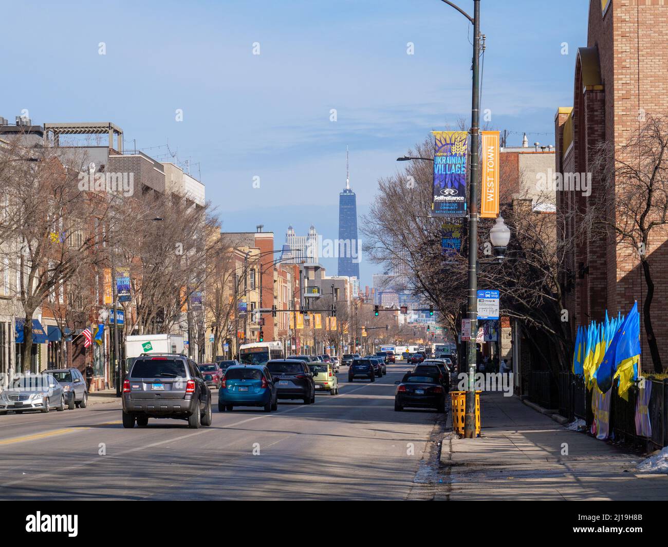 Blick nach Osten auf der Chicago Avenue vom Ukrainian Village in Richtung River North. Chicago, Illinois. Stockfoto