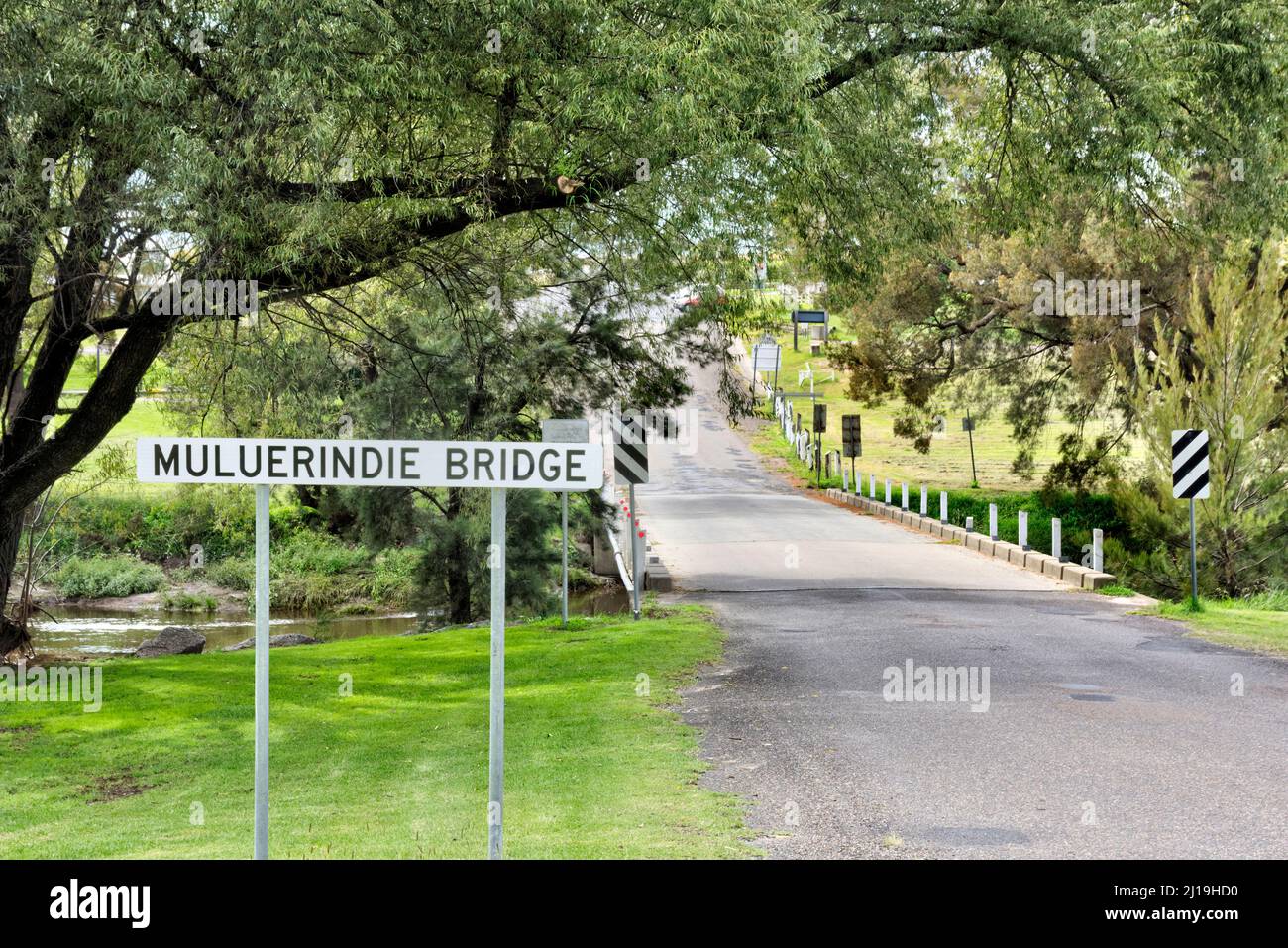 Muluerindie Niederbetonbrücke ersetzt die alte Holztraversenbrücke in Bendemeer NSW Australia. Stockfoto
