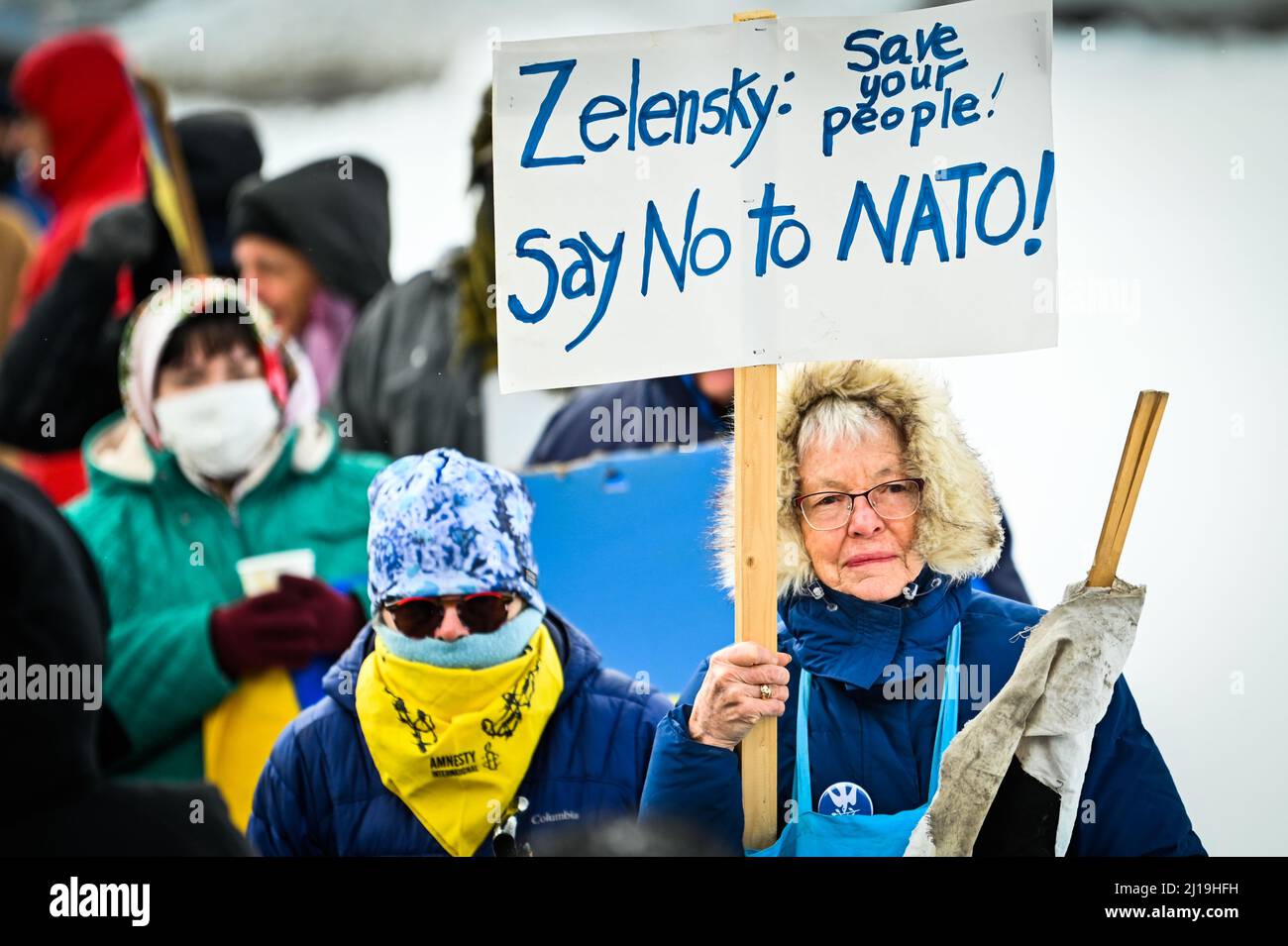 Demonstrator hinterfragt die Weisheit der NATO bei einer pro-ukrainischen Demonstration im Vermont State House, Montpelier, VT, USA. Stockfoto