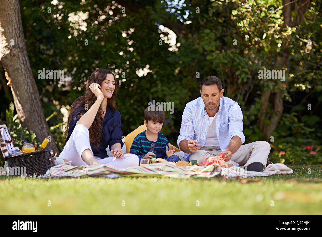 Picknicks wurden für den Sommer gemacht. Aufnahme einer Familie, die zusammen ein Picknick genießt. Stockfoto