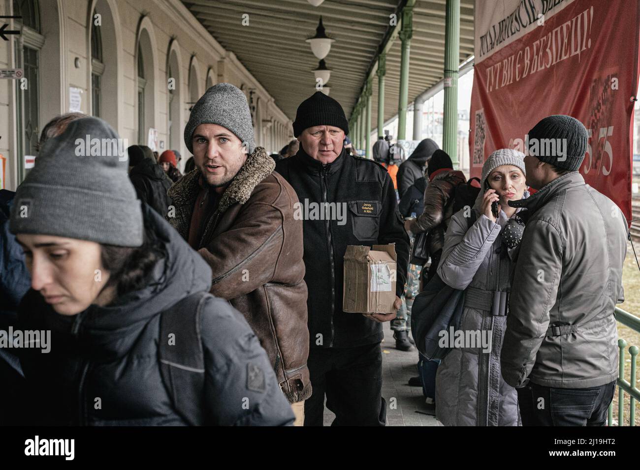 6. März 2022, Przemy?l, Polen: Der Bahnhof Przemy?l, heute ein geschäftiger Knotenpunkt, an dem Flüchtlinge aus dem Krieg in ihrer Heimat Ukraine über die Grenze nach Medyka ankommen. Vertriebene Ukrainer, die vor dem Krieg fliehen, kommen am polnischen Grenzübergang in Medyka an, bevor sie zum Bahnhof Przemy?l gebracht werden, um Züge nach Krakau und darüber hinaus zu nehmen. Allein in Polen sind schätzungsweise 2 Millionen Flüchtlinge eingedrungen. (Bild: © Graham Martin/SOPA Images via ZUMA Press Wire) Stockfoto