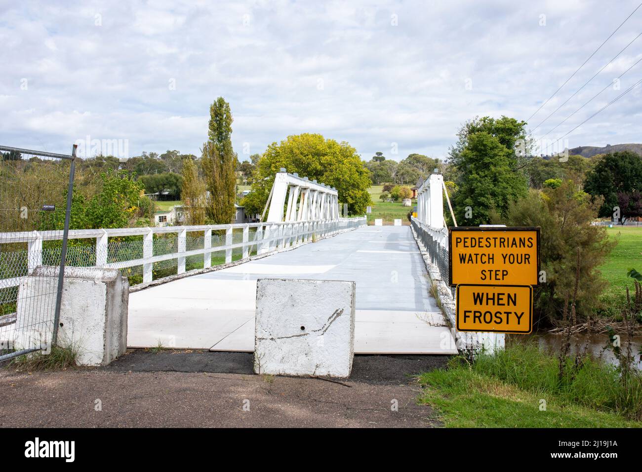 1905 Holzbrücke unsicher für Fahrzeuge. Bendemeer NSW Australien. Stockfoto