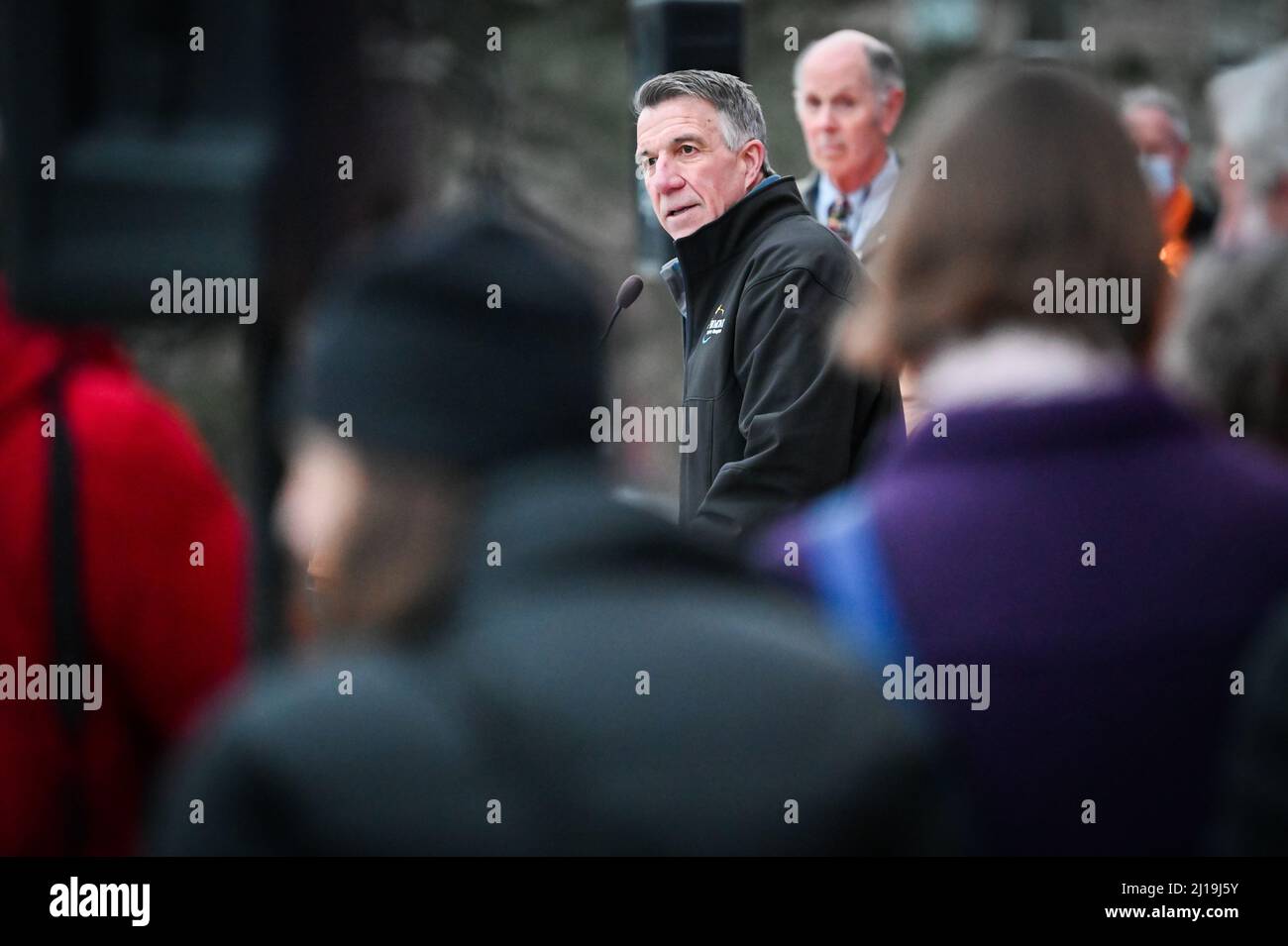 Vermont Gov. Phil Scott spricht vor der Unterzeichnung eines Gesetzes, das über Save the Children Hilfe in Höhe von mehr als $640.000 USD an die Ukraine sendet. Stockfoto