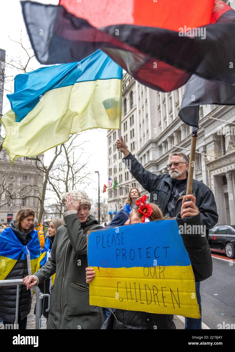 New York, USA. 23. März 2022. Ukrainische Anti-Kriegs-Demonstranten winken und tragen Flaggen während einer Unterstützungs-Show für die Ukraine gegen die russische Invasion. Der ukrainische Generalkonsul in New York, Oleksii Holubov und der Bürgermeister von New York, Eric Adams, hoben US- und ukrainische Flaggen im Finanzviertel von Manhattan auf. Kredit: Enrique Shore/Alamy Live Nachrichten Stockfoto