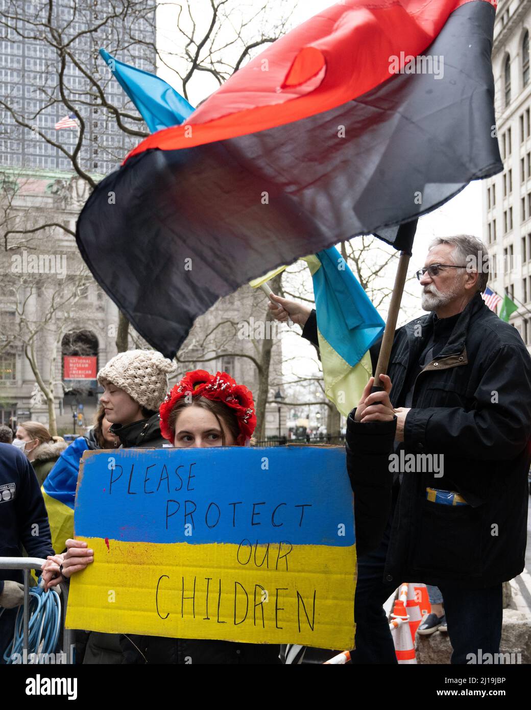 New York, USA. 23. März 2022. Ukrainische Anti-Kriegs-Demonstranten winken und tragen Flaggen während einer Unterstützungs-Show für die Ukraine gegen die russische Invasion. Der ukrainische Generalkonsul in New York, Oleksii Holubov und der Bürgermeister von New York, Eric Adams, hoben US- und ukrainische Flaggen im Finanzviertel von Manhattan auf. Kredit: Enrique Shore/Alamy Live Nachrichten Stockfoto