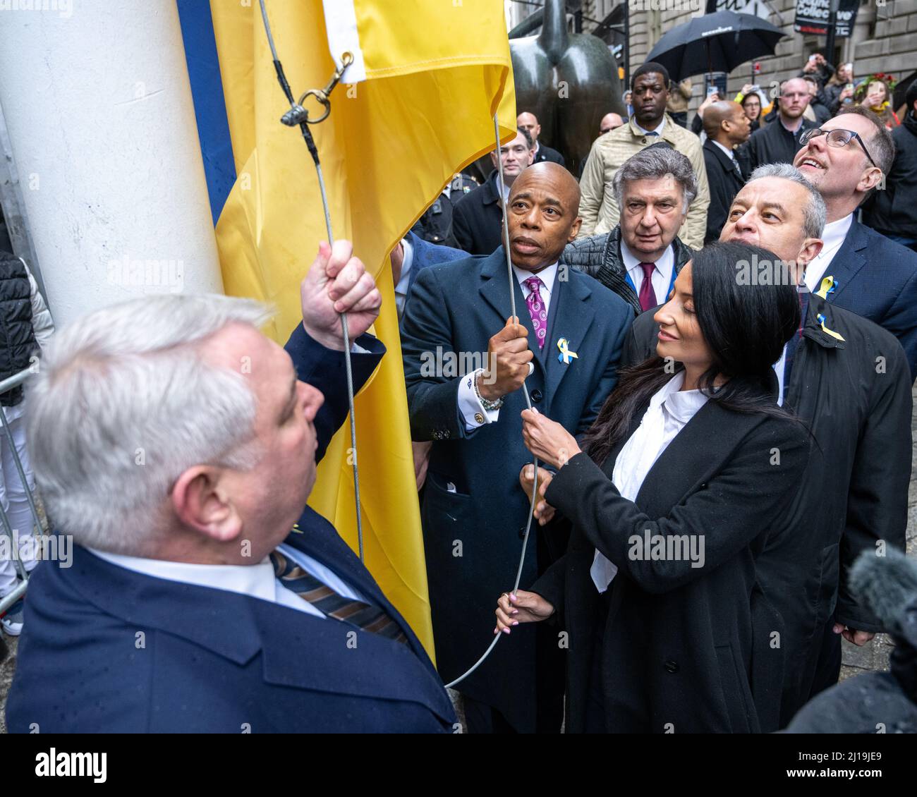 New York, USA. 23. März 2022. (L-R): Ukrainischer Generalkonsul in New York, Oleksii Holubow, der Bürgermeister von New York, Eric Adams, und die in der Ukraine geborene Stadträtin Inna Vernikov aus New York heben die ukrainische Flagge während einer Unterstützungs-Show für die Ukraine gegen die russische Invasion. Kredit: Enrique Shore/Alamy Live Nachrichten Stockfoto