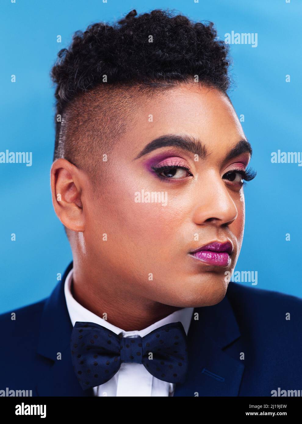 Halten Sie immer Ausschau nach Gelegenheiten. Porträt eines jungen Geschäftsmannes, der vor blauem Hintergrund posiert. Stockfoto