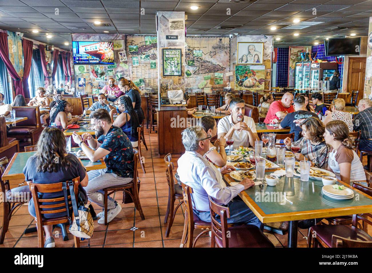 Little Havana Miami Florida Calle Ocho 8 8. Street Hispanic Cuban Viertel historischen Stadtteil El Pub Restaurant innen Tische Gäste cust Stockfoto