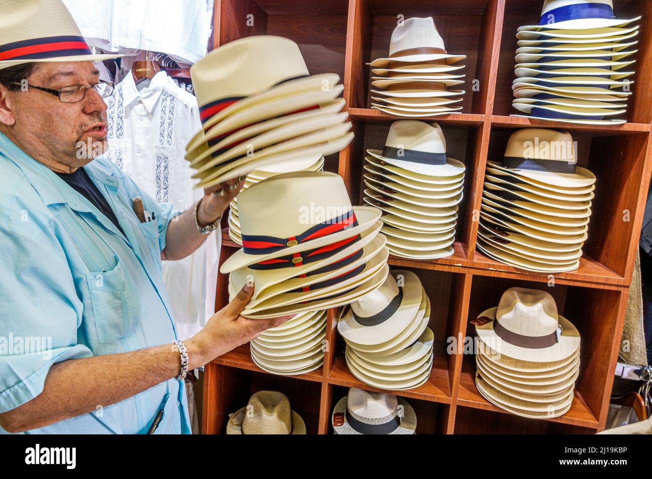 Little Havana Miami Florida Calle Ocho 8 8. Street Hispanic Cuban Quartiers Historic District D'Asis Guayaberas Hemden Fedora Hüte im Inneren Stockfoto