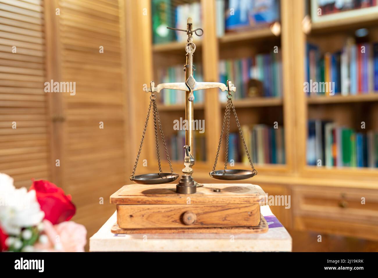 Klassische Goldene Skala in Vintage-Stimmung und Ton liegt auf Bücherstapel oder Turm. Stockfoto