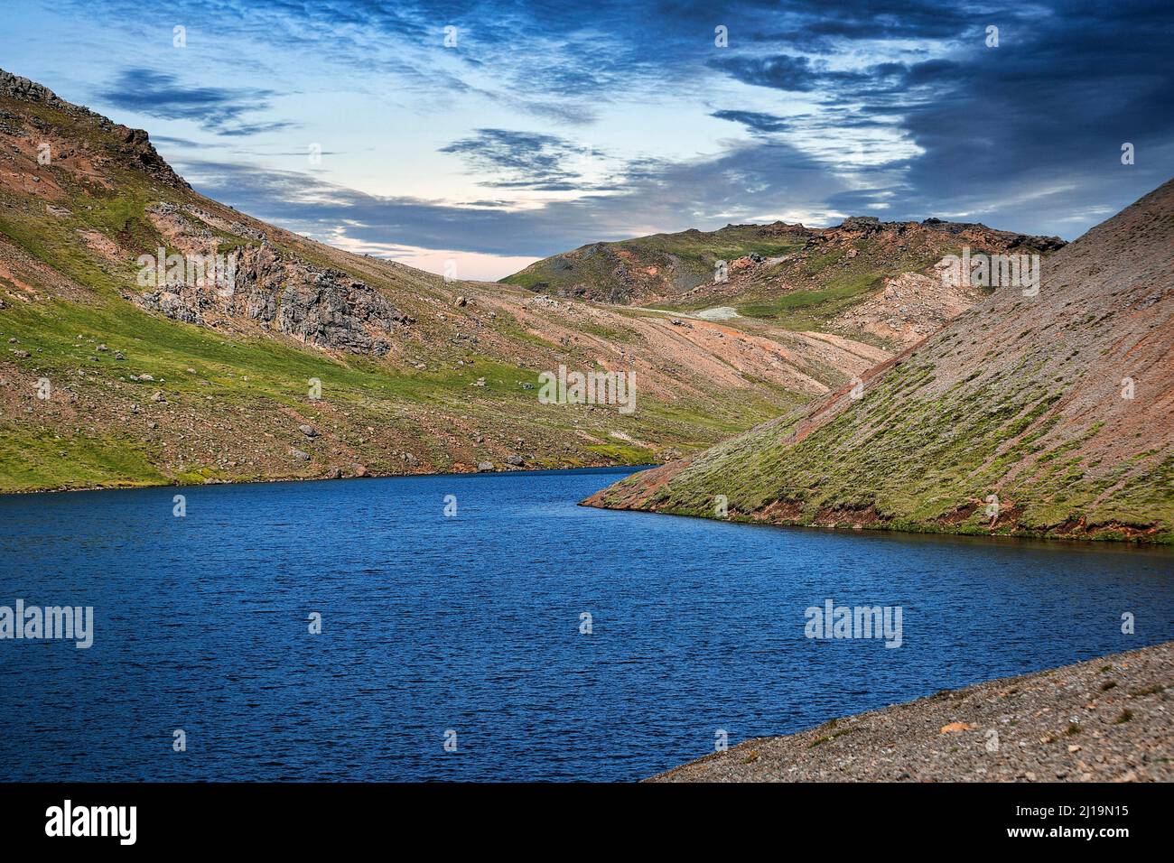 Lake Djupavatn im Sommer, karge Vulkanlandschaft, Abendhimmel, Reykjanes National Park, Island Stockfoto