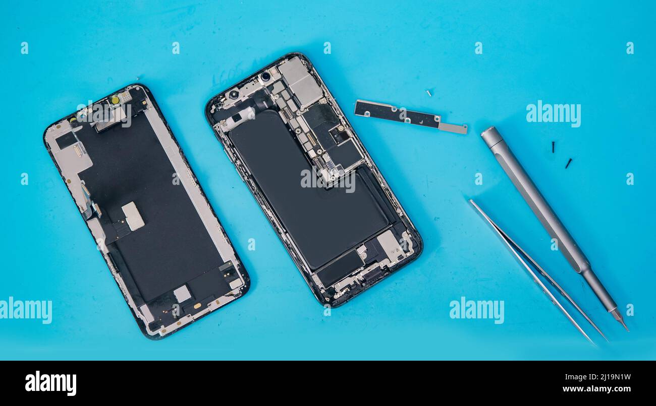 Reparieren Sie moderne Handy, Master zerlegt Fall zu defekten Bildschirm oder Ersatz Batterie Abbau Draufsicht ersetzen. Stockfoto