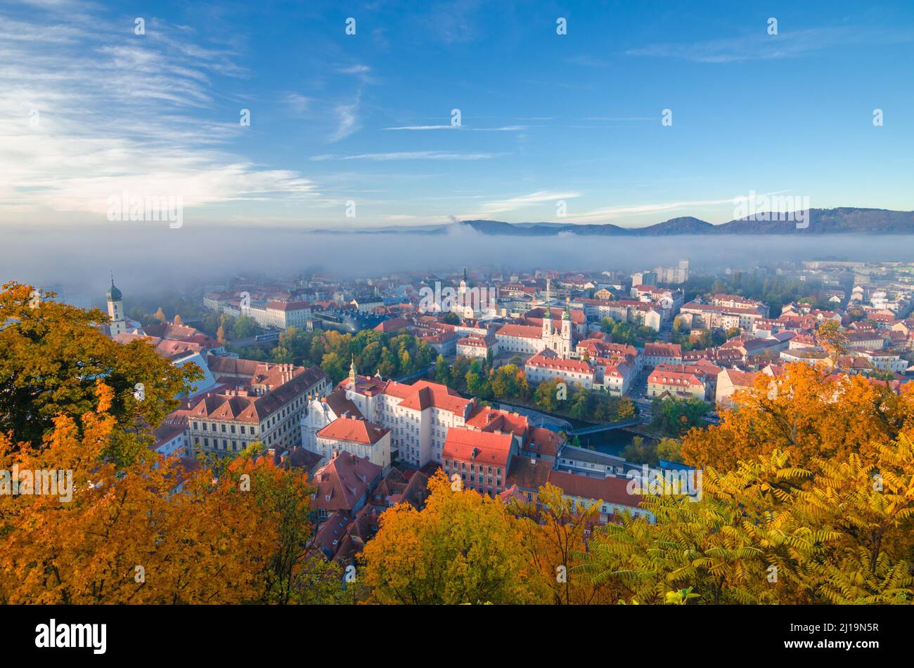 Stadtbild von Graz mit der Mur und der Mariahilfer Kirche (Mariahilferkirche), Blick von der Shlossberg Hügel, der in Graz, Steiermark, Österreich Stockfoto