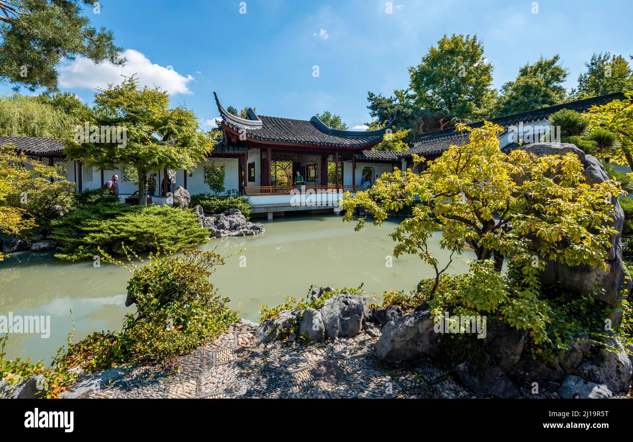 Garten mit Teich, traditionelle chinesische Pagode im Dr. Sun Yat-Sen Classical Chinese Garden, Vancouver, British Columbia, Kanada Stockfoto