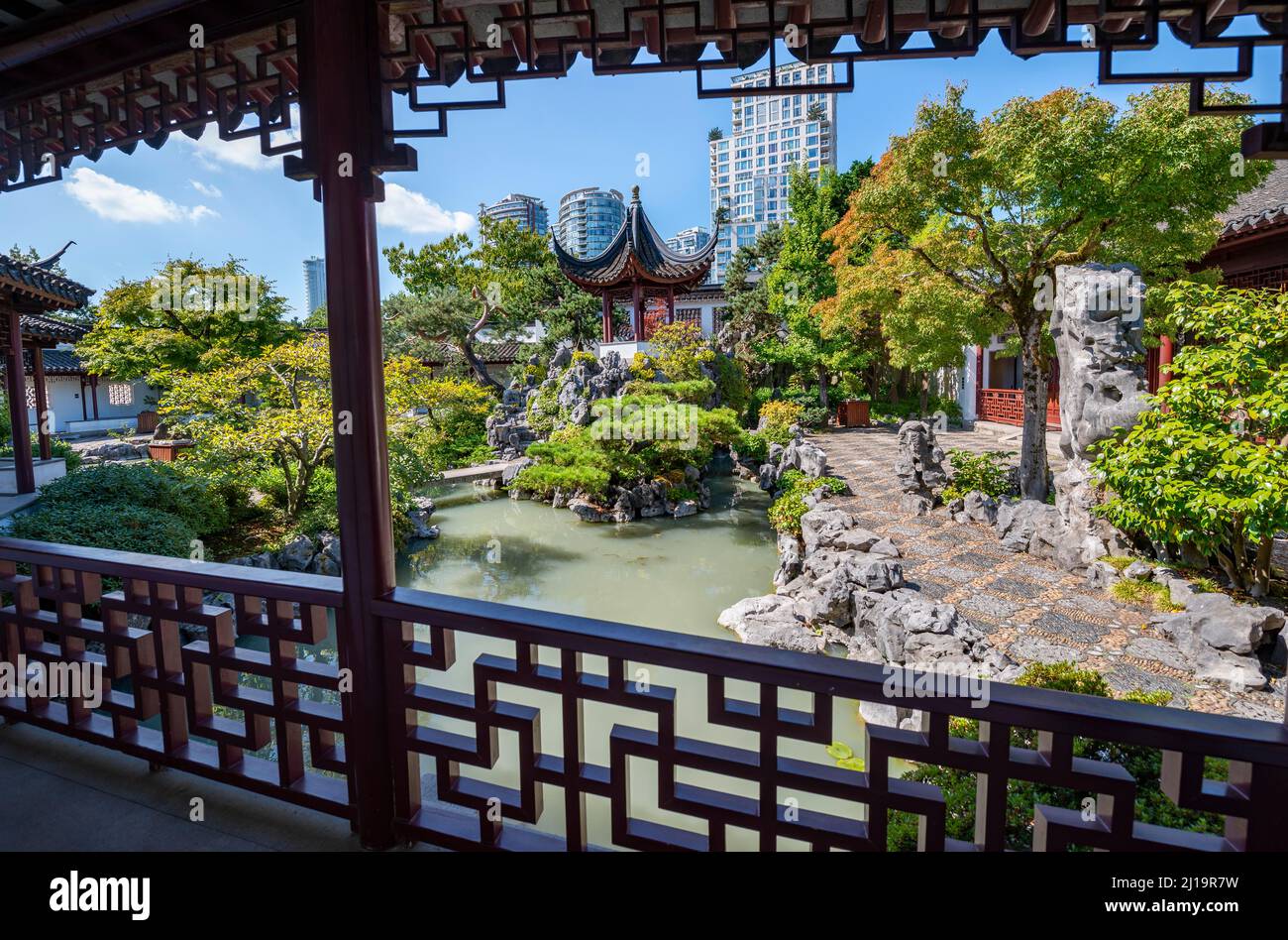 Traditionelle Chinesische Pagode im Dr. Sun Yat-Sen Klassischer Chinesischer Garten, vor Wolkenkratzern, Vancouver, British Columbia, Kanada Stockfoto