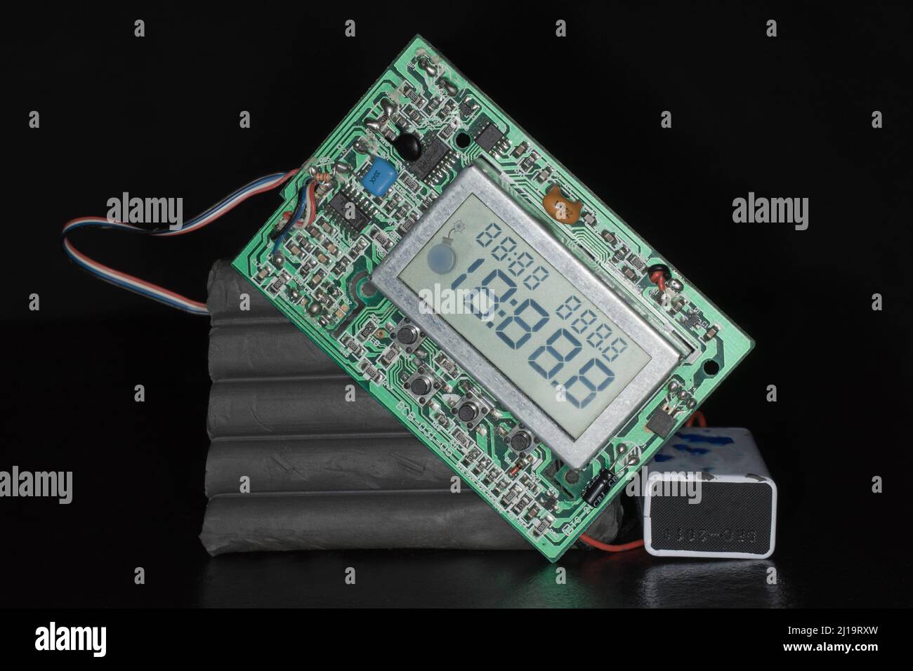 Kunststoff-Sprengstoff mit Zeitschaltuhr, Display mit brennender Sicherung als Indikator, Dummy, Studiofotografie mit schwarzem Hintergrund Stockfoto