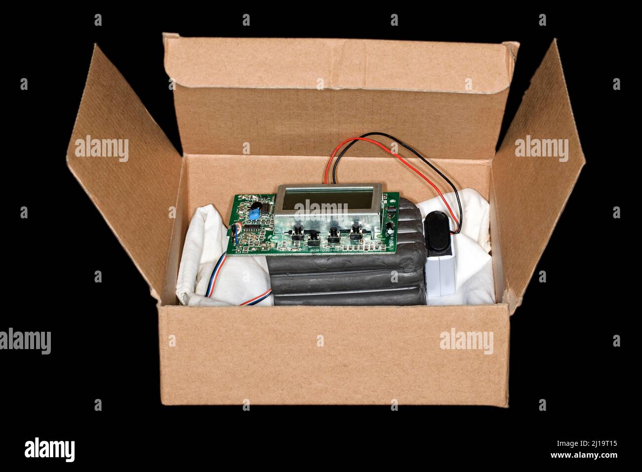 Kunststoff-Sprengstoff mit Timer und Batterie liegt in einer Box, Dummy, Studiofotografie mit schwarzem Hintergrund Stockfoto