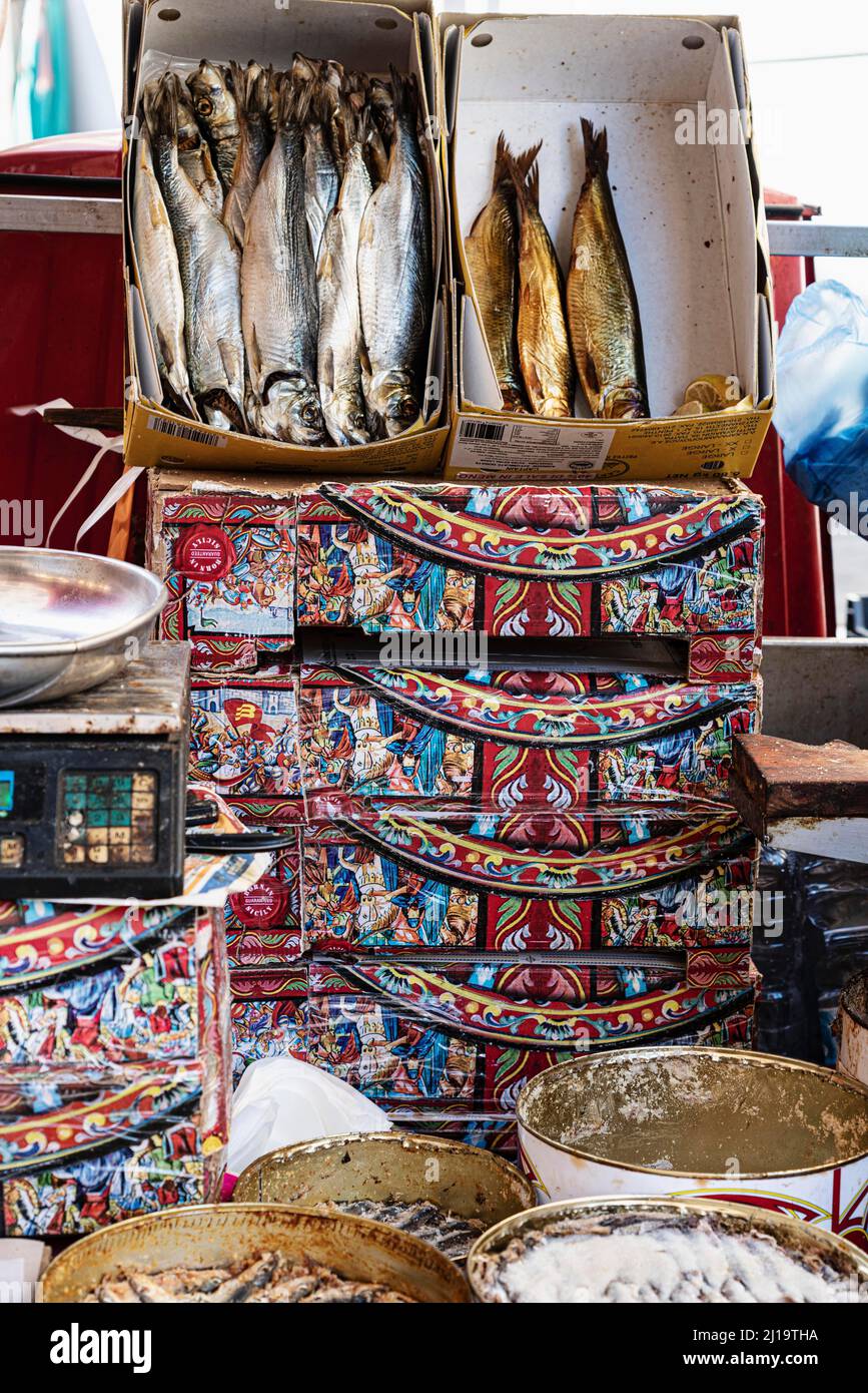 Getrockneter Fisch, geräucherter Fisch, Ballaro-Markt, ältester Straßenmarkt in Palermo, Albergheria-Viertel, Palermo, Sizilien, Italien Stockfoto