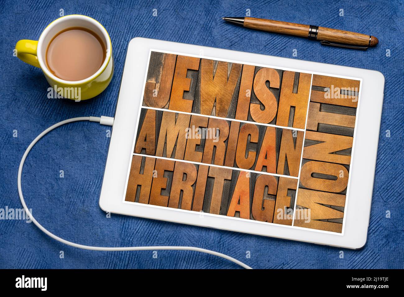 Jewish American Heritage Month - Wortabstrakt in Vintage-Buchdruck Holzart auf einem Bildschirm von digitalen Tablette, Jude Erbe und Tradition Konzept Stockfoto