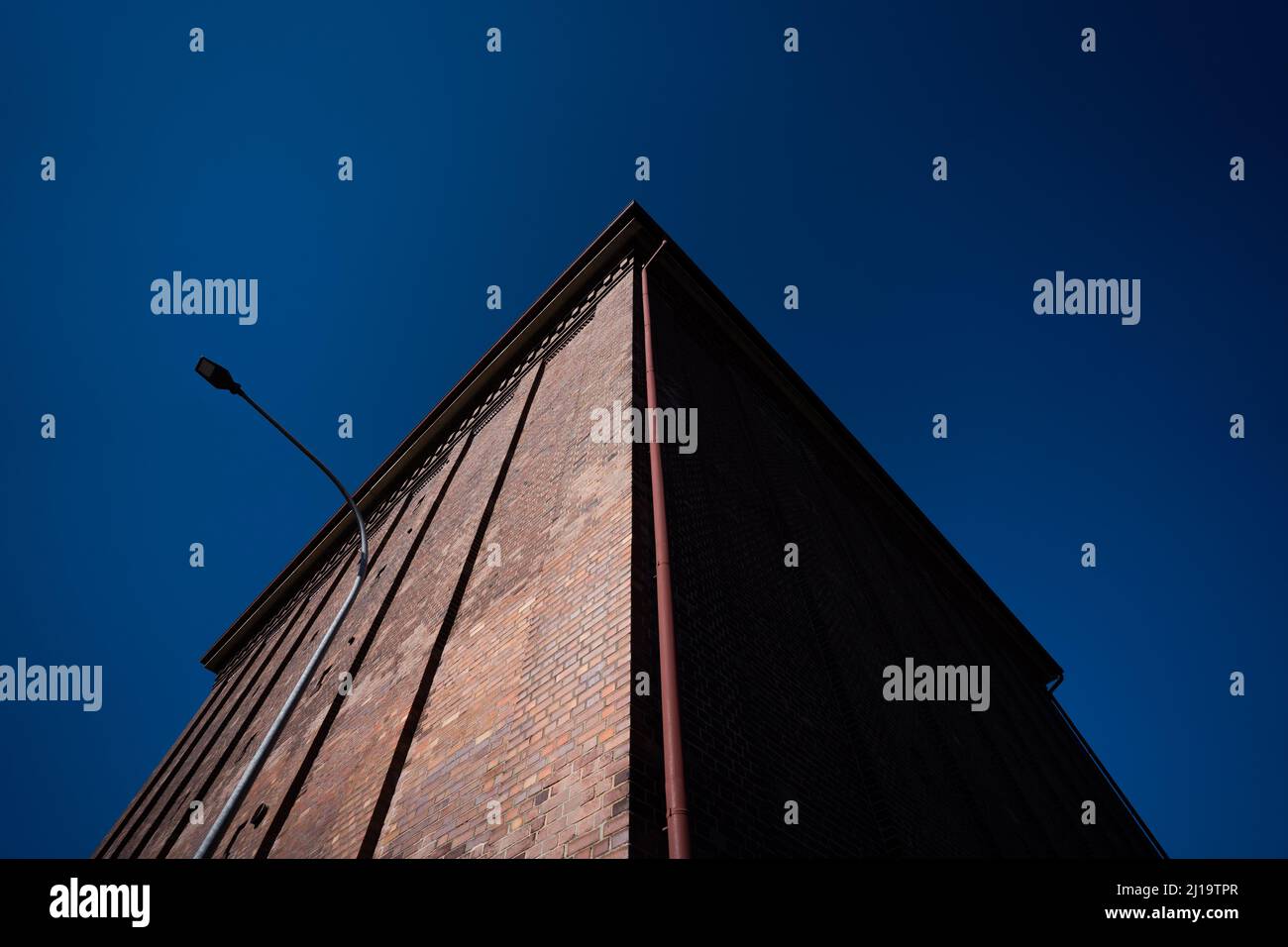 Schweinfurt, Deutschland. 22. März 2022. Sonnenlicht erzeugt scharfe Kontraste an der Fassade des Deutschen Bunkermuseums. Quelle: Nicolas Armer/dpa/Alamy Live News Stockfoto