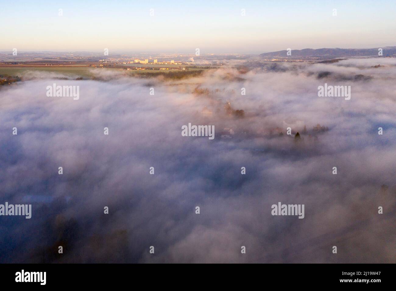 Blick auf die Stadt Pirna hinter dem Nebel, Drohne bei Sonnenaufgang, Nationalpark Sächsische Schweiz, Sachsen, Deutschland Stockfoto