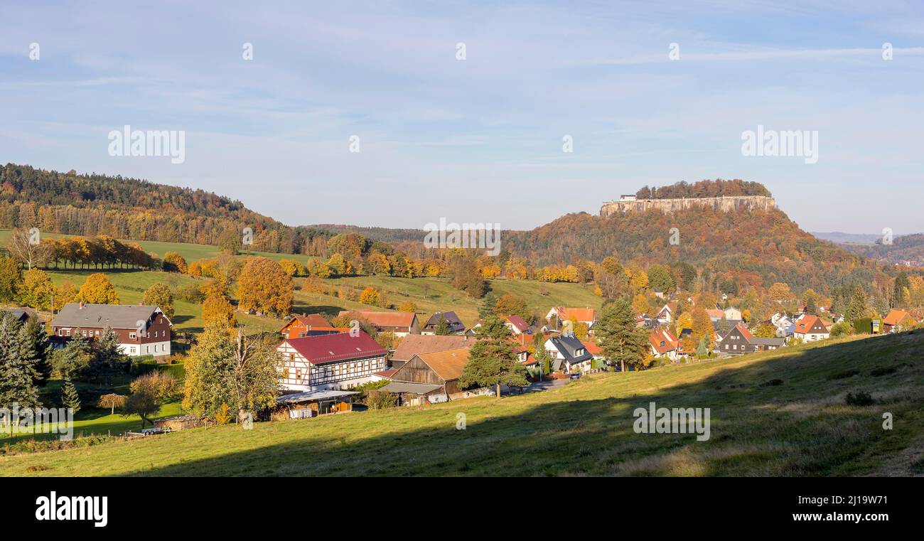Blick auf Pfaffendorf, dahinter Festung Königstein, Nationalpark Sächsische Schweiz, Sachsen, Deutschland Stockfoto