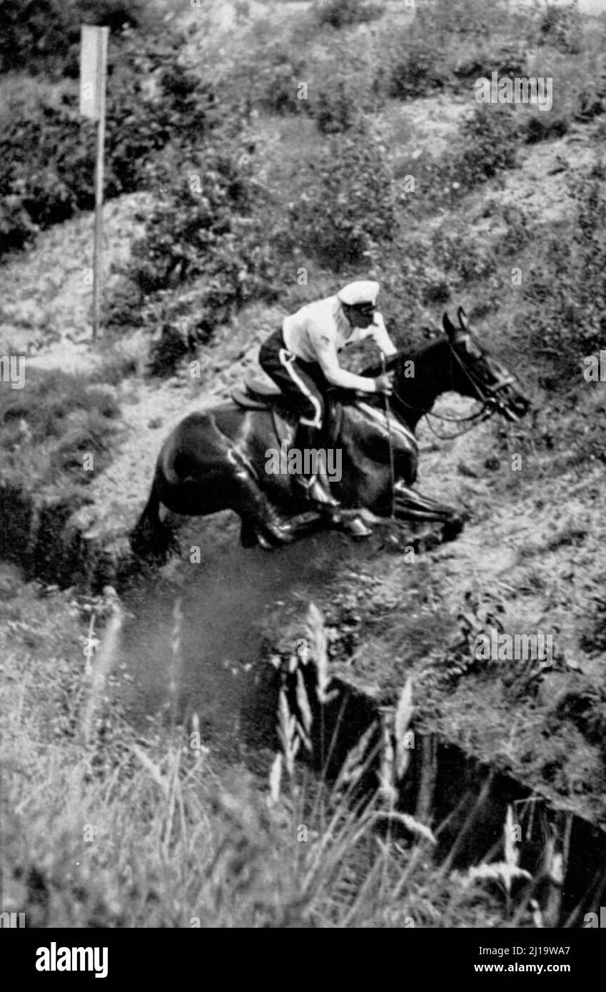 Reiten, Major Semoff (Bulgarien) auf Lowak nach dem Sprung in den vertieften Fasziengraben, Militär Stockfoto