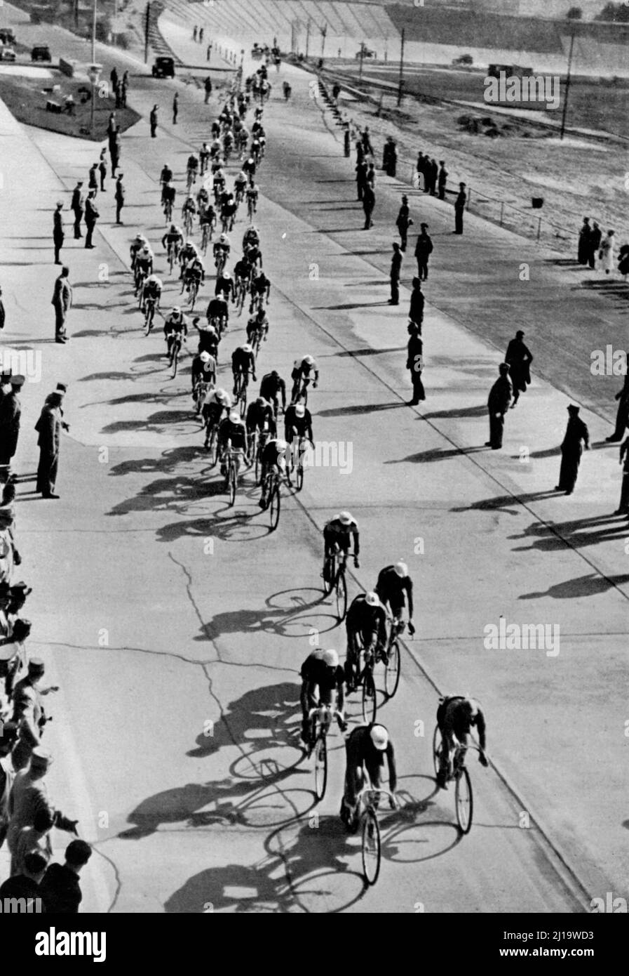 Radrennen, 23 Nationen beim 100-km-Straßenrennen, das am Avus startete und über die Mark Brandenburg zurück zum Ausgangspunkt führte Stockfoto