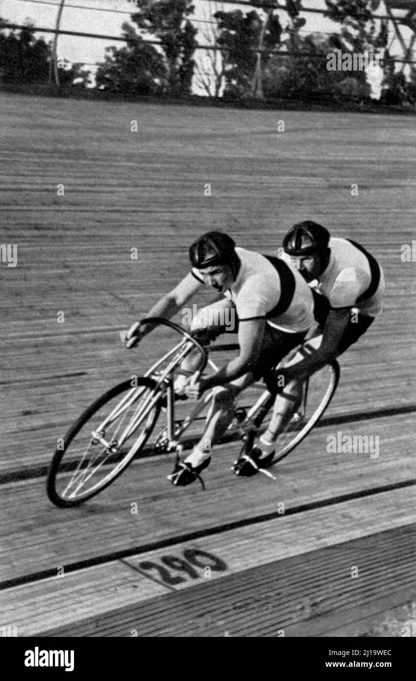 Im Zweisitzer-Rennen gewannen Ernst Ihbe und Charly Lorenz beim Radsport, im Streckenwettbewerb eine Goldmedaille für Deutschland Stockfoto