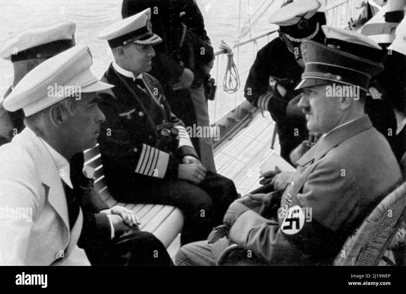 Segeln, Adolf Hitler begleitet vom Kommandanten der Kriegsmarine und dem Reichsführer an Bord der Stationsyacht Nixe beim olympischen Segeln Stockfoto