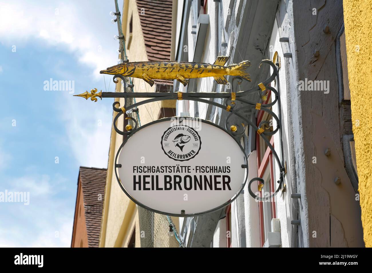 Nasenschild Fischhaus Heilbronner, Fischrestaurant, Fischrestaurant, goldene Fischskulptur, traditionelles Haus, Ulm, Baden-Württemberg, Deutschland Stockfoto