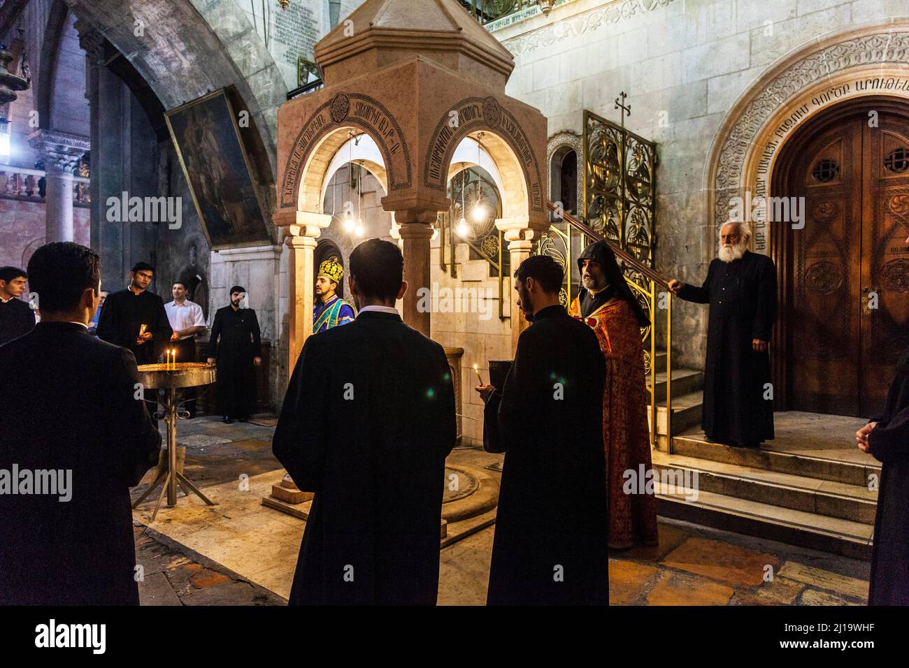 Mitglieder der armenisch-orthodoxen Kirche während ihrer Sonntagszeremonie in der Kreuzfahrerkirche innerhalb der alten Mauern von Jerusalem, Israel, der Mitte Stockfoto