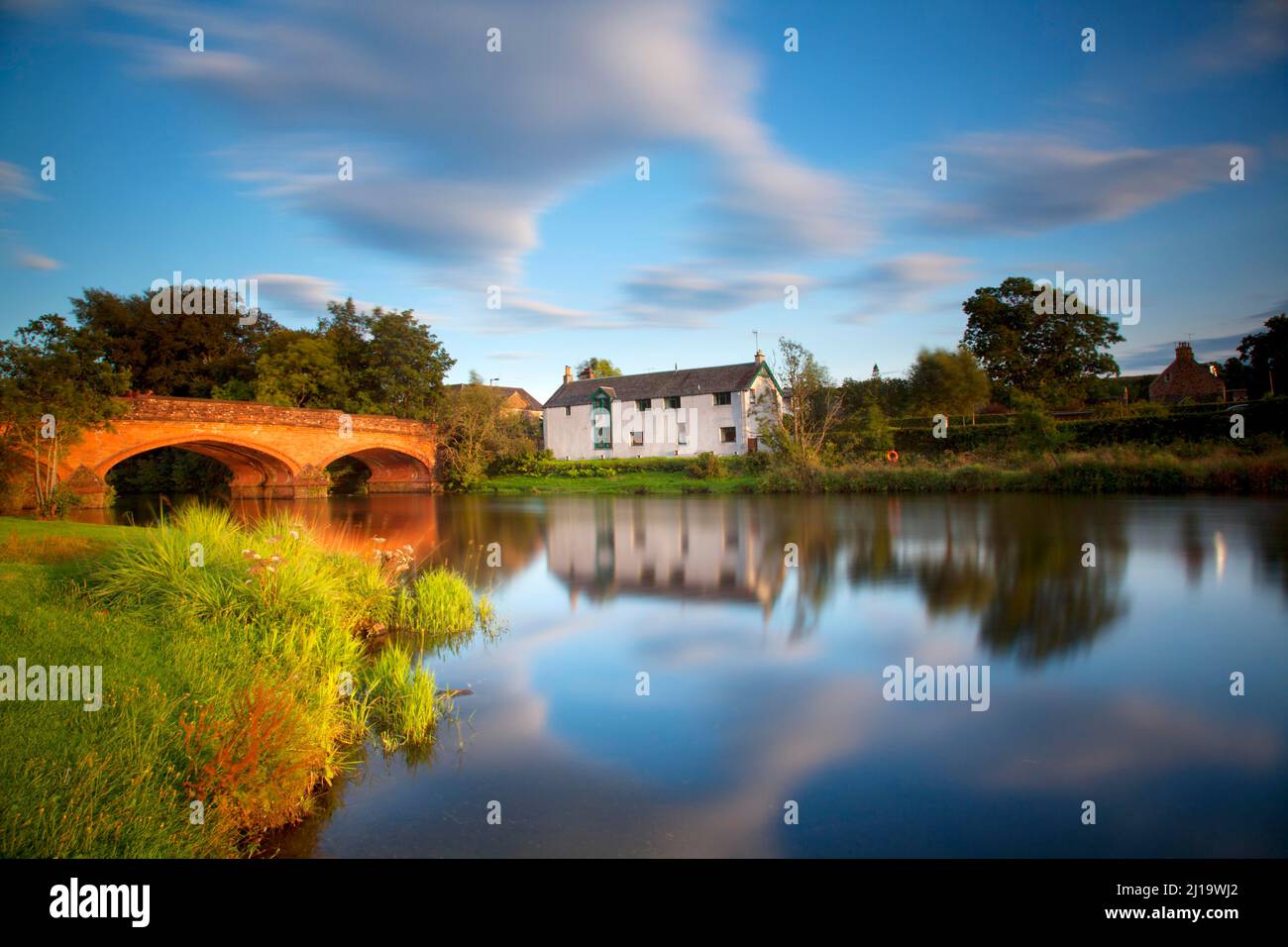 Die rote Brücke über den Fluss Teith wurde berühmt, nachdem Dr. Finlay s Casebook eine BBC-Fernsehserie hier gedreht wurde, Callander, Perthshire, Schottland, Großbritannien Stockfoto