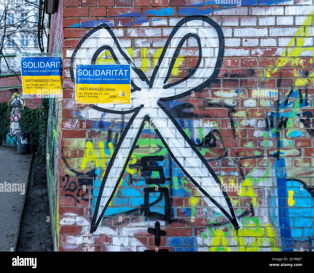 Ukraine-Konflikt, Aufruf zu einer Antikriegsdemonstration, Wand mit Graffiti, Berlin, Deutschland Stockfoto