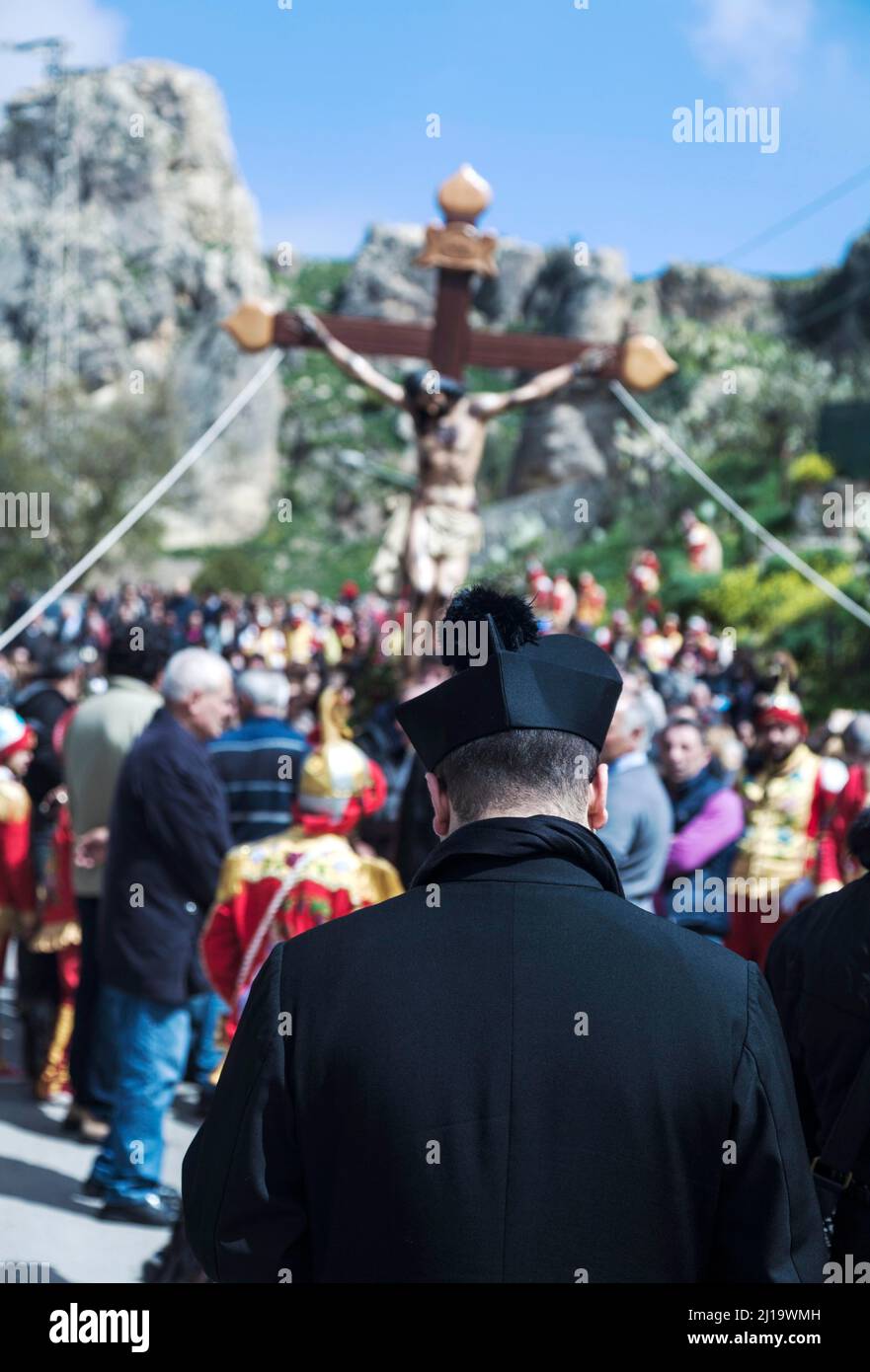 Der Pfarrer während der Karwoche Prozessionen im Bergdorf San Fratello, Provinz Messina, Sizilien, Italien Stockfoto