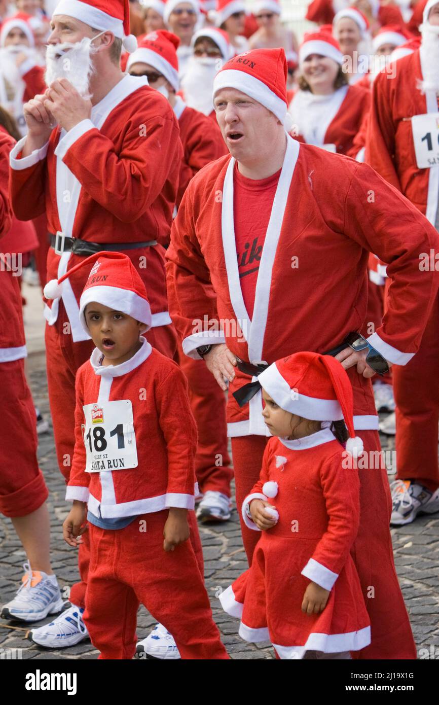 Mehr als 300 Weihnachtsmann jeden Alters nehmen am Great New Zealand Santa Run, Viaduct Harbour, Auckland, Neuseeland, Stockfoto