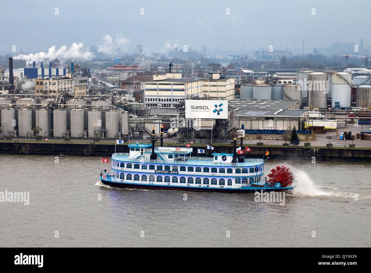 Passagierschiff Lousianna Star auf der Noderelbe vor dem Chemiewerk Sasol Wax, Hamburg Stockfoto