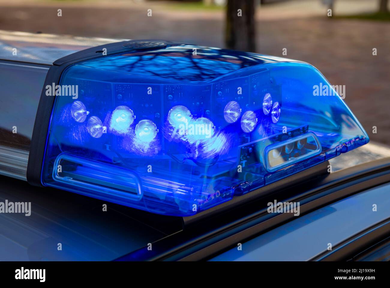Blaues Licht auf Polizeiauto in Dorfen, Bayern, Deutschland, eingeschaltet Stockfoto