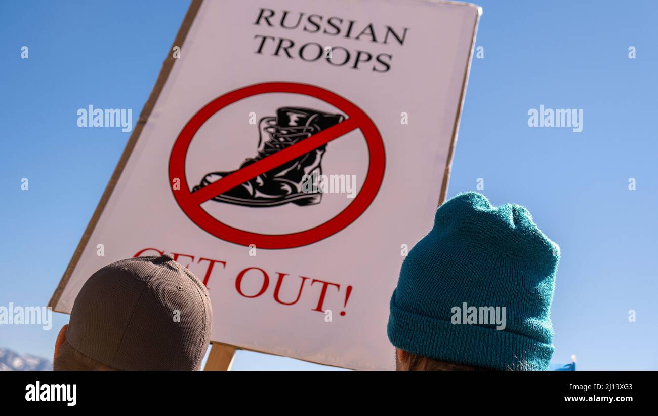 Zwei Männer mit Schild bei einer Kundgebung pro Ukraine Stockfoto