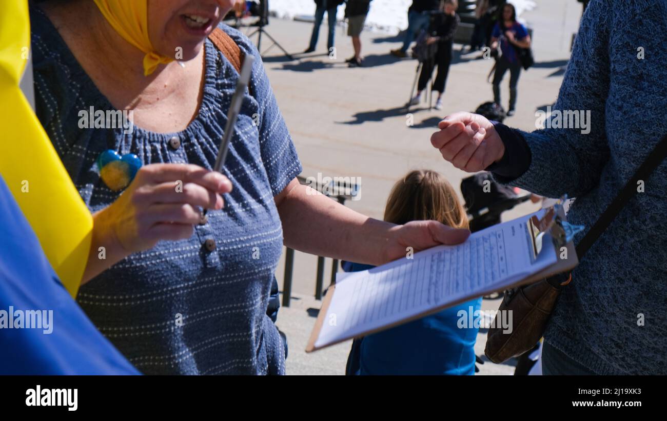 Frau bei der Ukraine-Kundgebung in Salt Lake City sammelt Unterschriften zur Unterstützung der Intervention Stockfoto