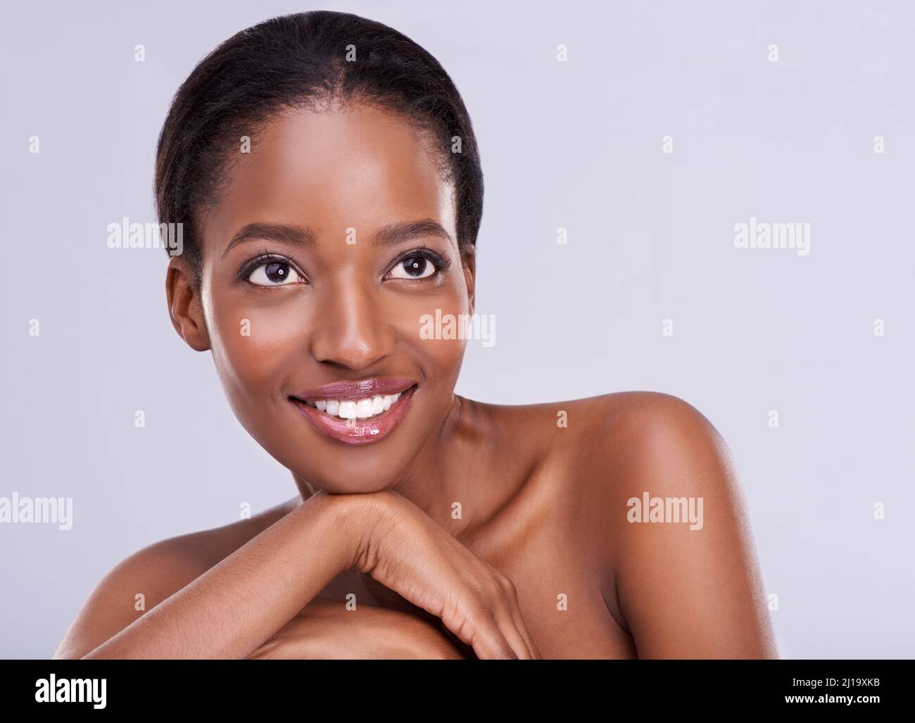 Auf ihre Haut achten. Kurzer Schuss einer attraktiven jungen Frau, die ihre Haut berührt. Stockfoto