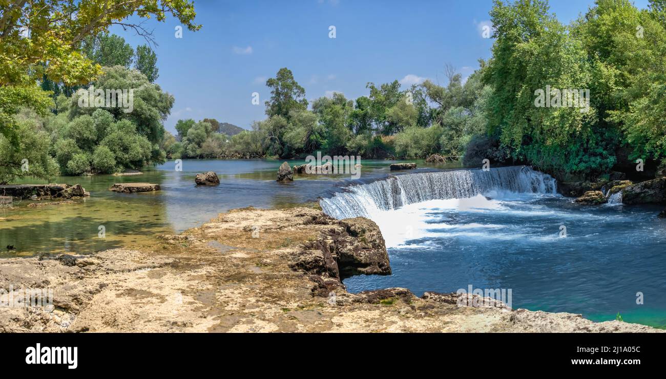 Manavgat Wasserfall und Fluss in der Provinz Antalya in der Türkei an einem sonnigen Sommertag Stockfoto
