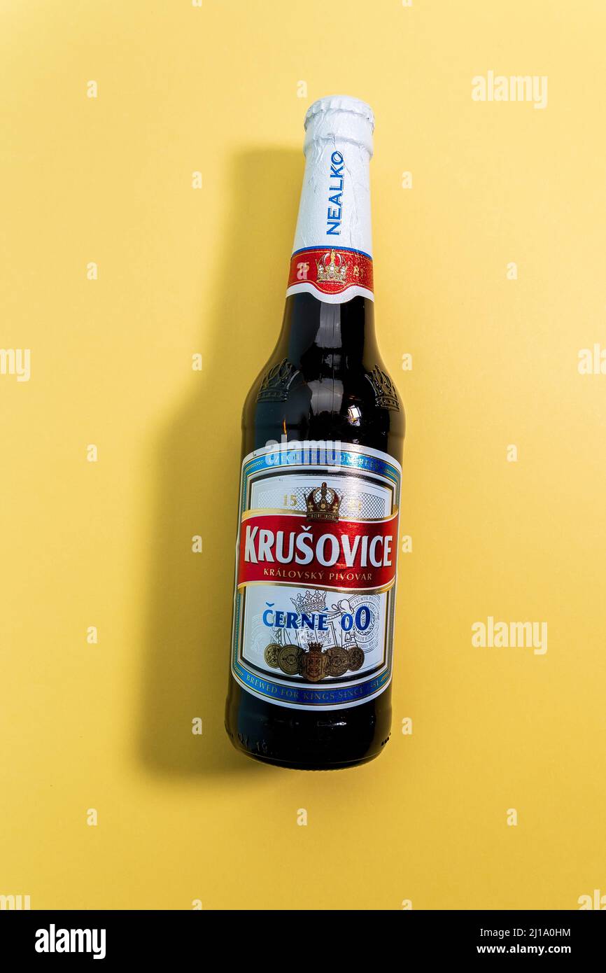 Tjumen, Russland-27. Dezember 2021: Krusovice Beer schwarz alkoholfrei. Im Jahr 2007 wurde es von Heineken erworben. Alkoholfreies Bier Stockfoto