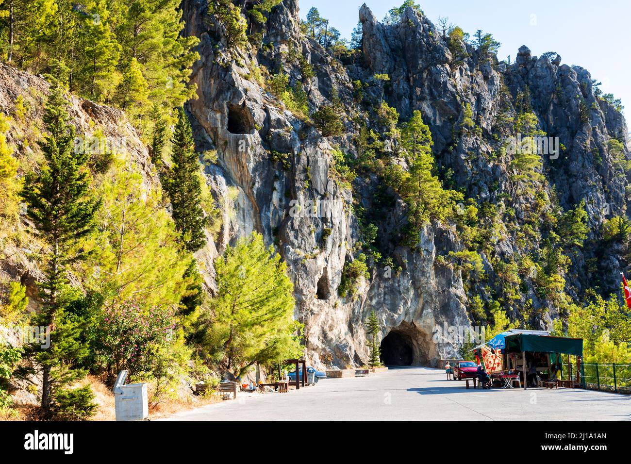 Der Oymapnar-Staudamm liegt am Manavgat-Fluss. Erholungsgebiet und Verkaufsgebiet für lokale Lebensmittel. Stockfoto