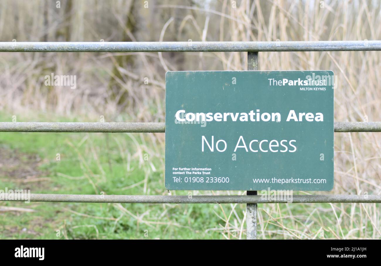 Schild: 'Naturschutzgebiet kein Zugang' im Naturschutzgebiet in Milton Keynes. Stockfoto