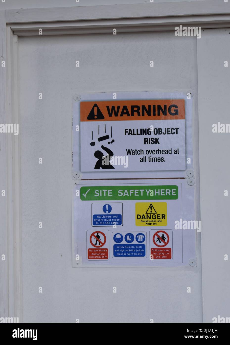 Warnschild auf einer Baustelle: „Fallendes Objektrisiko, jederzeit über Kopf beobachten“. Stockfoto