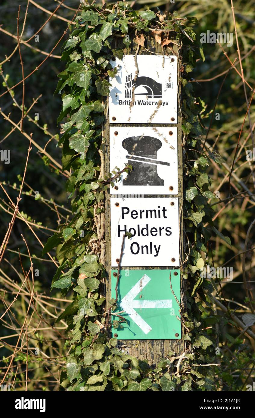 Britische Wasserstraßen-Schild: 'Nur Inhaber von Genehmigungen'. Stockfoto