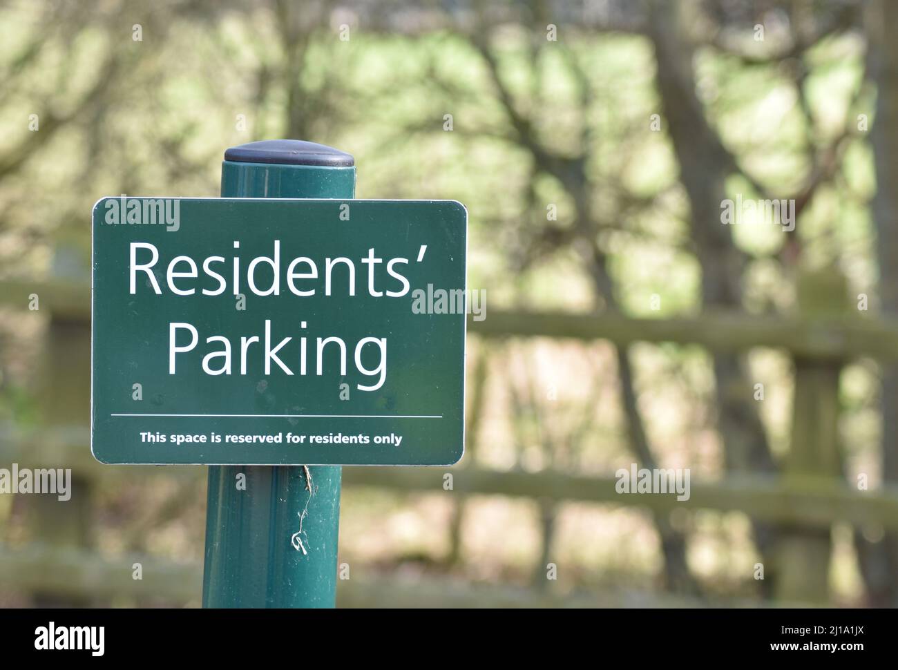 Hinweis auf einer Post auf einem Parkplatz: 'Residenten' Parking' mit Kopierplatz. Stockfoto