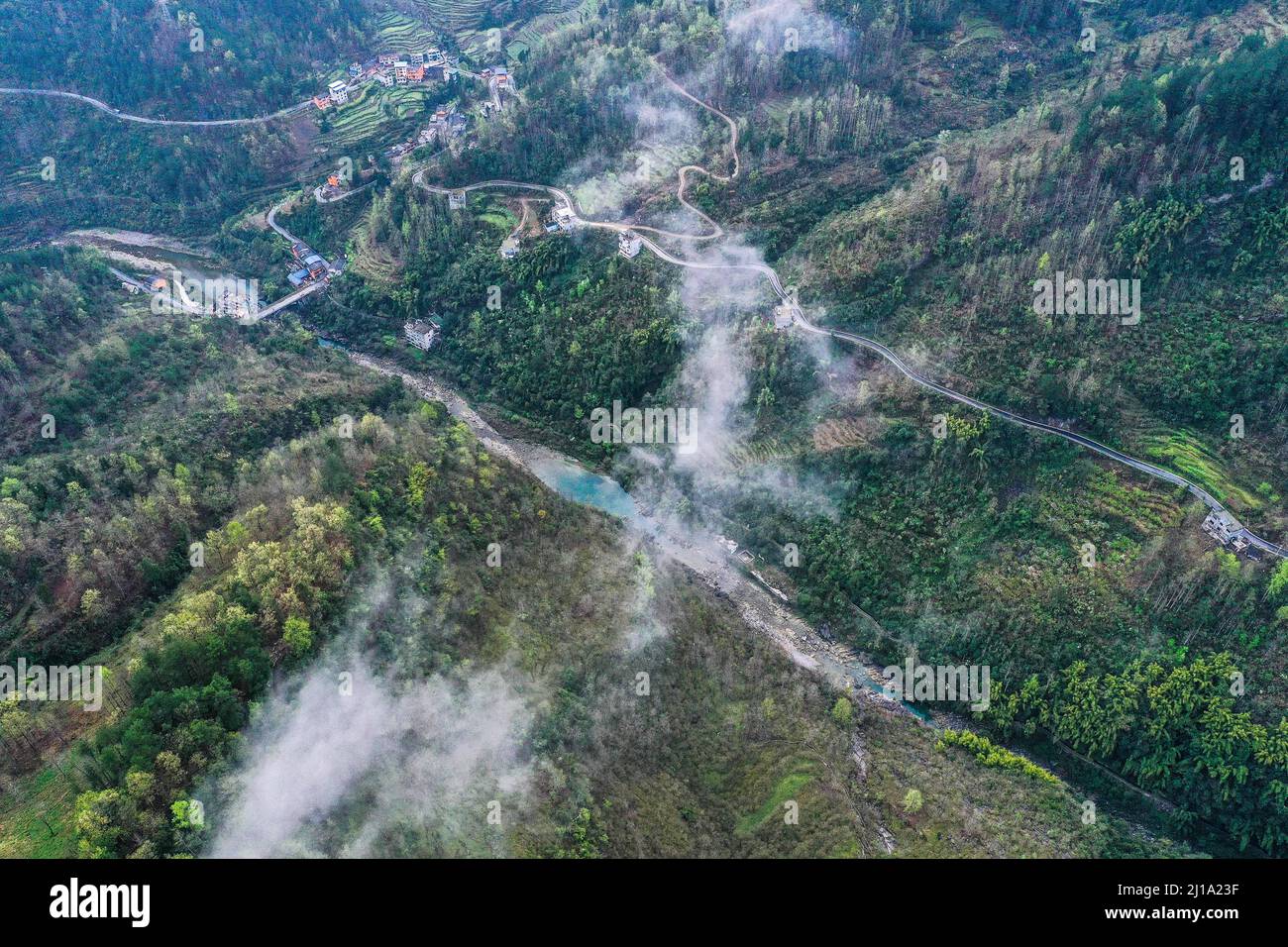 Guiyang. 17. März 2022. Luftaufnahme vom 17. März 2022 zeigt einen Blick auf das Mayanghe National Nature Reserve in der Provinz Guizhou im Südwesten Chinas. Xiao Zhijin arbeitet seit 33 Jahren im Mayanghe National Nature Reserve und erforscht und bewacht die Blattaffen von Francois. Die auch als Francois-Langur bekannte Art gehört zu den gefährdetsten Wildtieren Chinas und steht unter dem höchsten nationalen Schutz. Es ist auch eine der gefährdeten Arten auf der Roten Liste der Internationalen Union zur Erhaltung der Natur. Quelle: Yang Wenbin/Xinhua/Alamy Live News Stockfoto